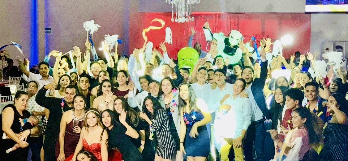 Brindis de invitados en la recepción